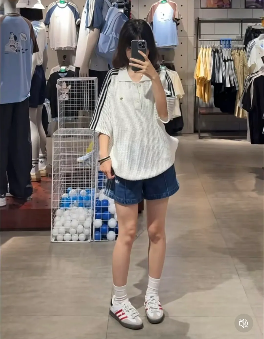 No watermark upper body rendering 𝟬𝟱𝟰𝟳#Exclusive real shot/difference between various stolen pictures and online version on the market [𝗔𝗱𝗶𝗱𝗮𝘀Adidas Song Yuqi Same Style Clover American Trendy Denim Shorts] ✅Full set of 1:1 customized accessories ➕Customized three-label ➕𝗬𝘂𝗮𝗻 version hang tag ➕𝗹𝗼𝗴𝗼 packaging bag🔥 ➕Scan the tag to enter the official website. ✅Top Original version, ins Xiaohongshu Dewu Kuaishou and many bloggers wear it. ✅Washed denim + three-stripe design, the clover logo is super recognizable✨. Loose fit, comfortable to wear and Breathable, suitable for summer commuting, leisure, and sports! With Versatile attributes, it can be worn casually and easily switch between street or vacation styles. It is a must-have item in your summer wardrobe! Color: Blue Size: xs-x L